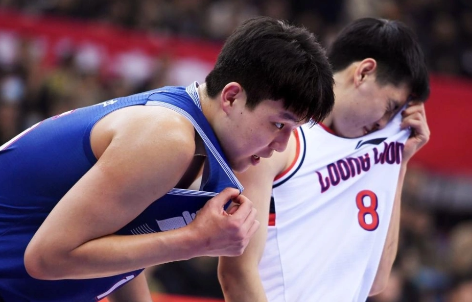 布鲁克林篮网训练开放日，转会期临场应变引欢呼，CBA季后赛在即，心理建设被强调的简单介绍