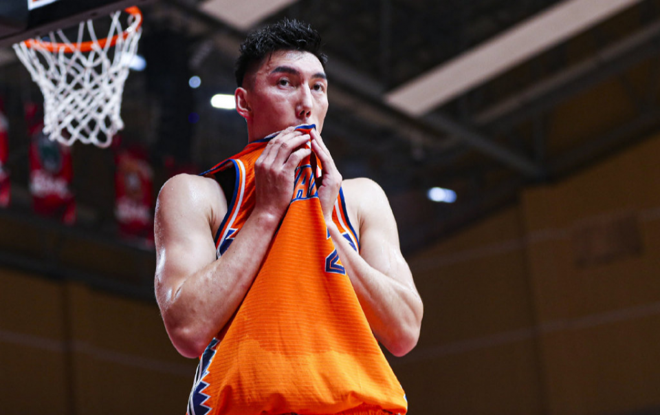 布鲁克林篮网训练开放日，转会期临场应变引欢呼，CBA季后赛在即，心理建设被强调的简单介绍