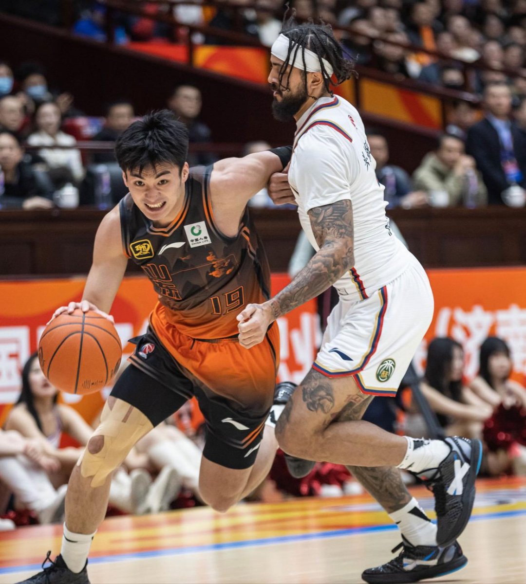 包含今晨CBA季后赛焦点战，皇家马德里造点机会，球迷炸锅，纪律约束更严格的词条