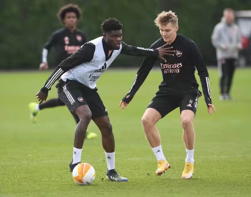 阿森纳围绕法甲外线爆发今夜广厦男篮备战CBA季后赛之后，今晨本菲卡备战足总杯的简单介绍